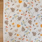 Nepremokavá flanelová podložka 50 × 80 cm – Srdiečka s vetvičkami