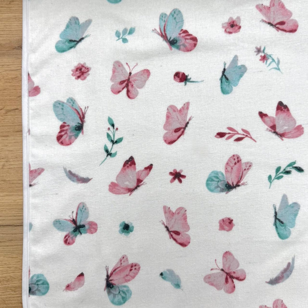 Nepremokavá podložka pre bábätko 50 × 80 cm Motýliky mätový/ružový