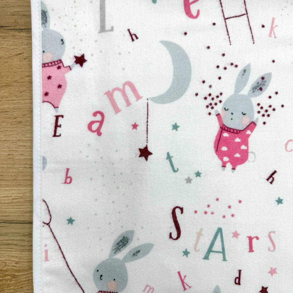 Nepremokavá podložka pre bábätko 50 × 80 cm Zajace na rebríku – ružová