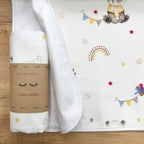 Nepremokavá podložka pre bábätko 50 × 80 cm Pandy s hračkami, béžová