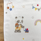 Nepremokavá podložka pre bábätko 50 × 80 cm Pandy s hračkami, béžová