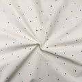 Nepremokavá podložka popelín/membrána 45 × 75 cm farebné hviezdy na béžovej