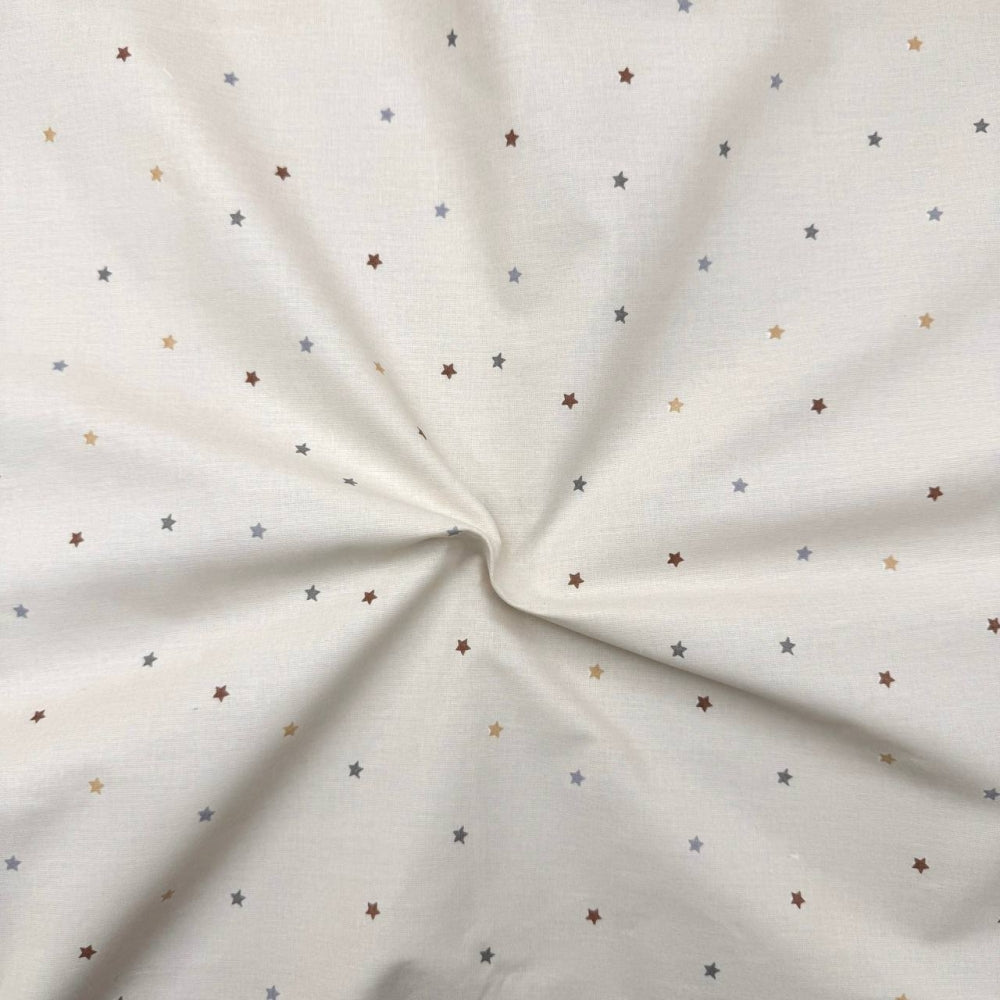 Nepremokavá podložka popelín/membrána 45 × 75 cm farebné hviezdy na béžovej