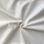 Nepremokavá podložka popelín/membrána 45 × 75 cm ružový hrášok na bielej