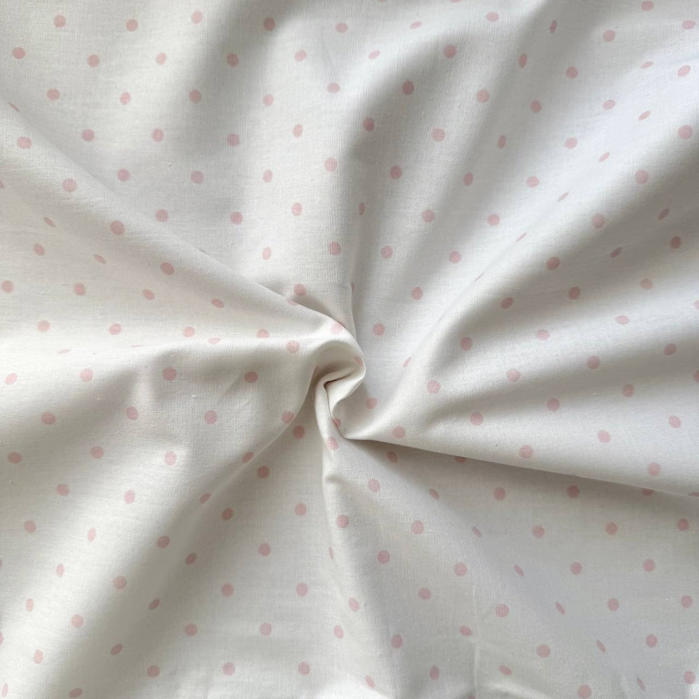 Nepremokavá podložka popelín/membrána 45 × 75 cm ružový hrášok na bielej
