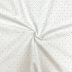Nepremokavá podložka popelín/membrána 45 × 75 cm sivé bodky na bielej