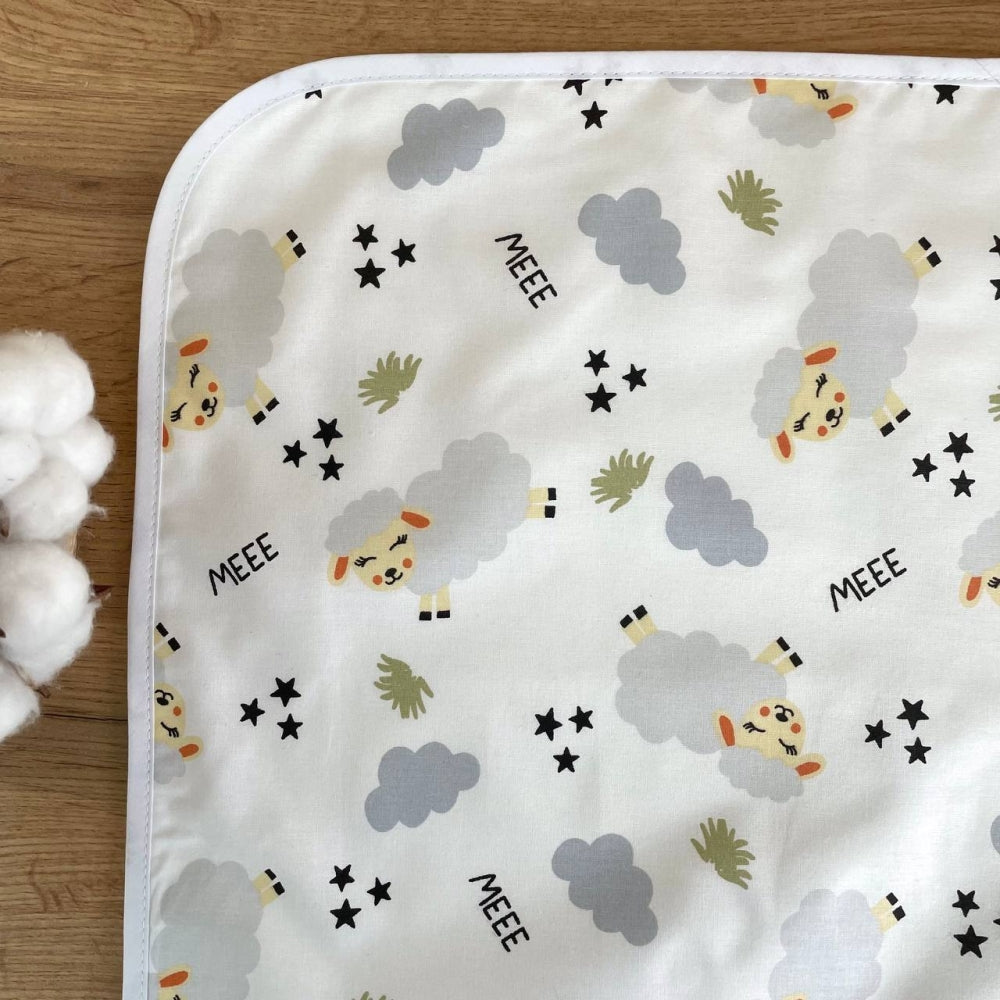 Nepremokavá podložka pre bábätko 50 × 80 cm sivé ovečky