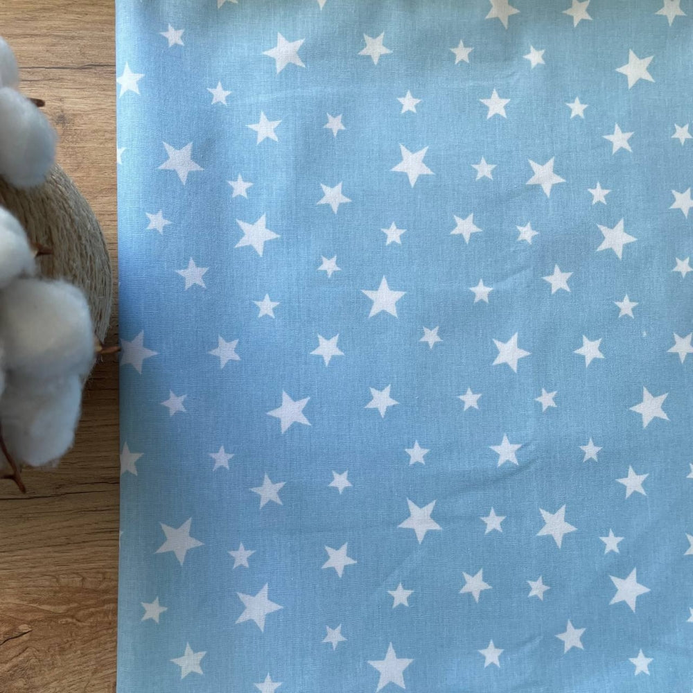 Nepremokavá podložka pre bábätko 50 × 80 cm rozptýlené hviezdy biele na modrej
