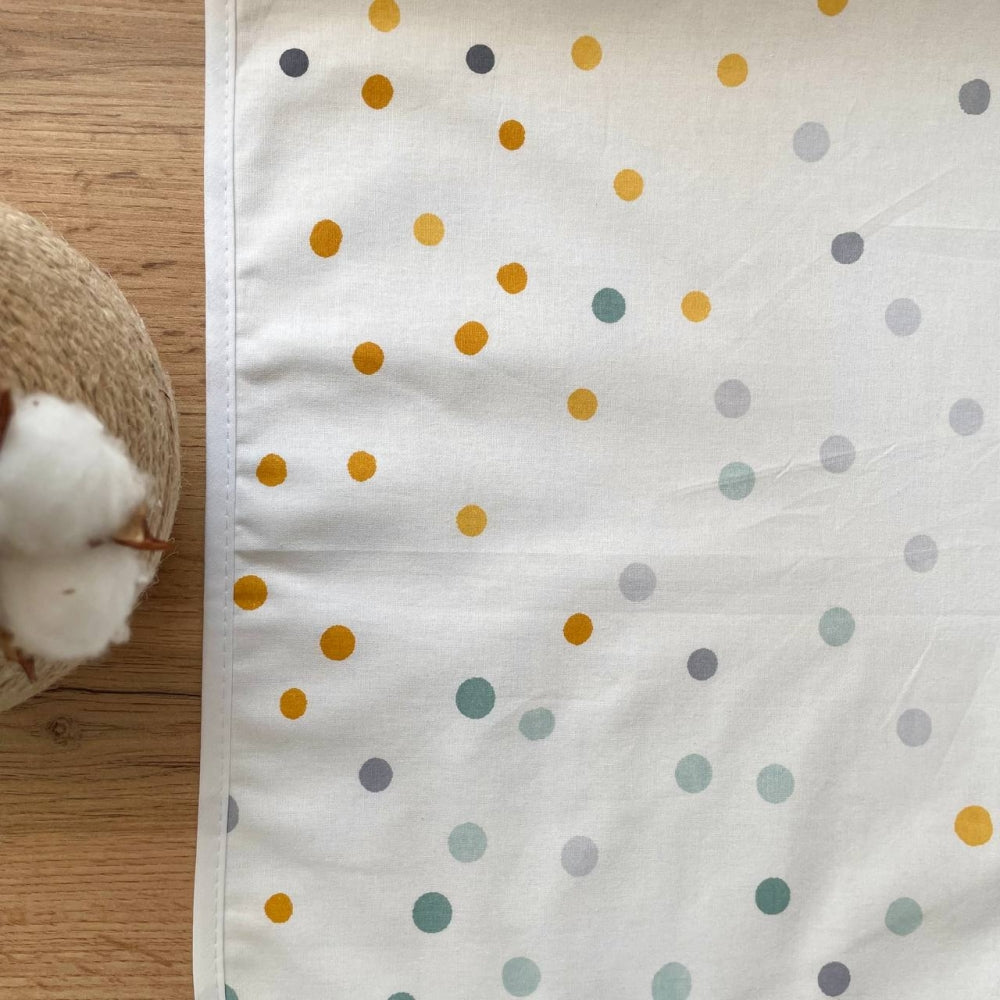 Nepremokavá podložka pre bábätko 50 × 80 cm akvarelové bodky horčicová
