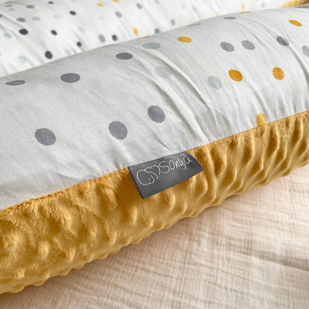 Tehotenský vankúš Minky/popelín Akvarelové bodky horčicová
