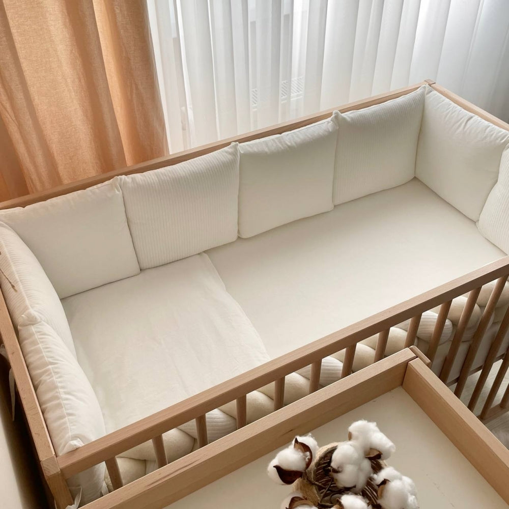 Ochranné mantinely do postieľky Velvet – mliečny