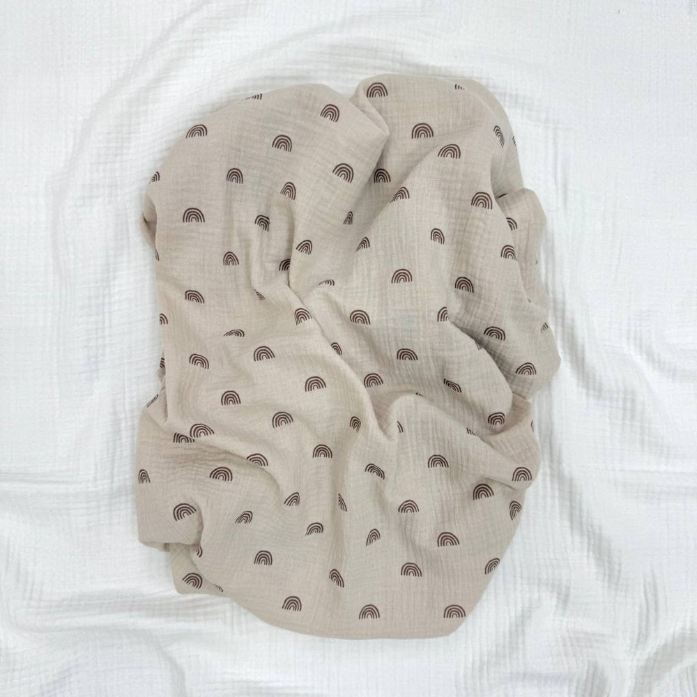 Veľká mušelínová plienka hnedá dúha na béžovom, 95 × 135 cm
