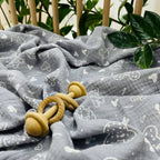 Veľká mušelínová plienka Mickey – Mouse na sivom, 95 × 135 cm