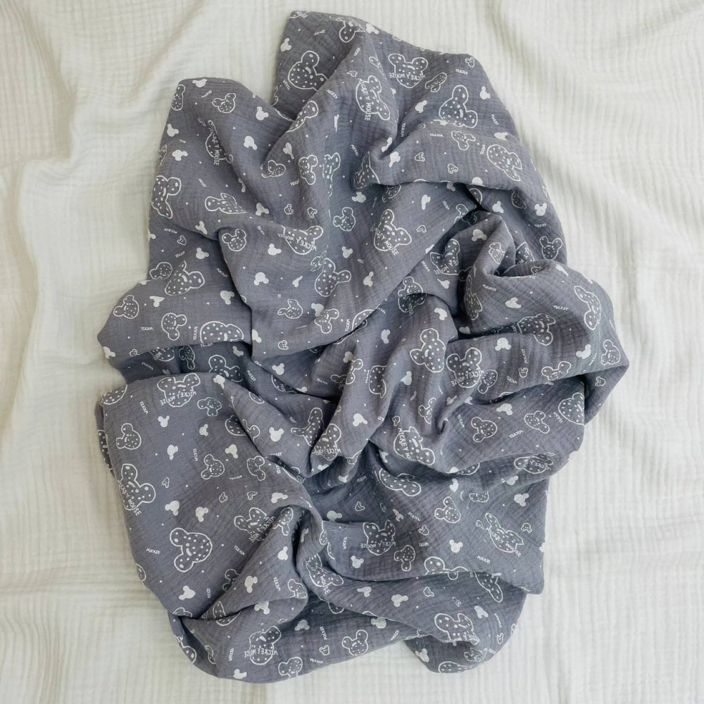 Veľká mušelínová plienka Mickey – Mouse na sivom, 95 × 135 cm