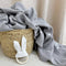 Veľká mušelínová plienka srdiečka na sivom, 95 × 135 cm