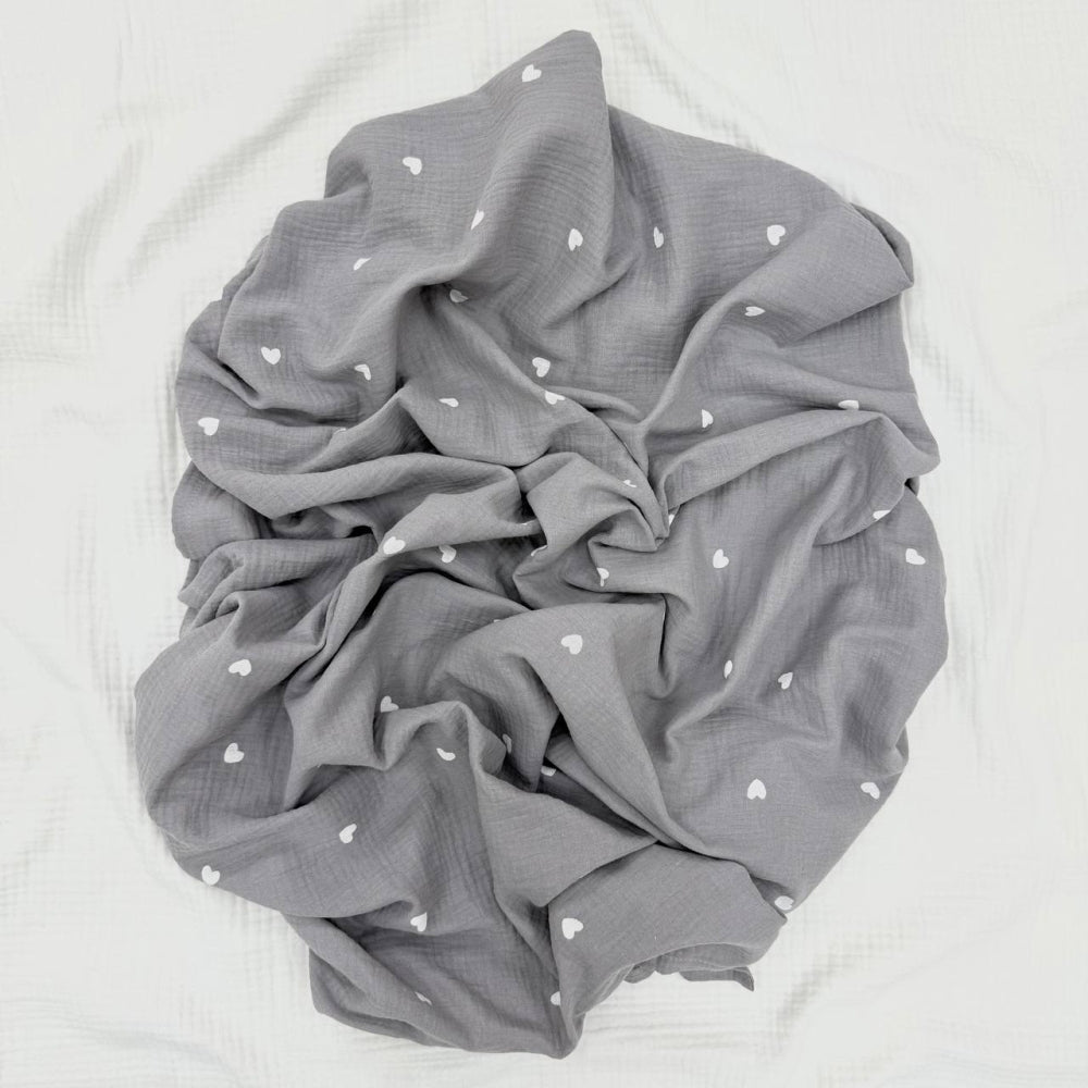 Veľká mušelínová plienka srdiečka na sivom, 95 × 135 cm