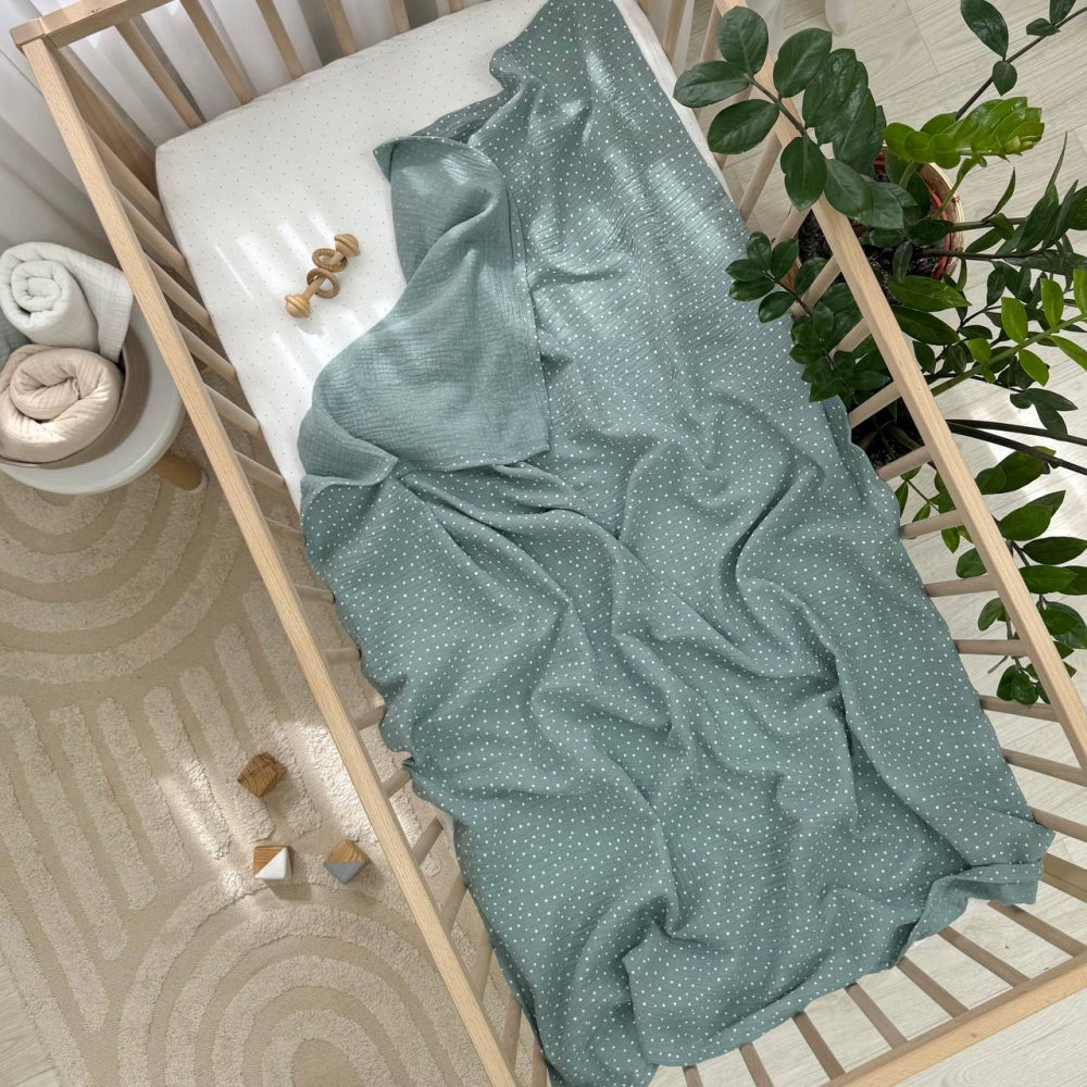 Veľká mušelínová plienka Drobný biely bodkovaný vzor na šalviovej, 95 × 135 cm