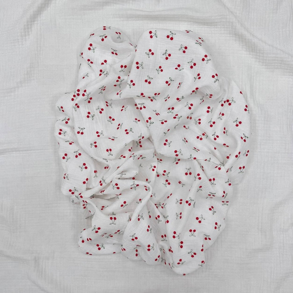Veľká mušelínová plienka Červené čerešne na mliečnom, 95 × 135 cm