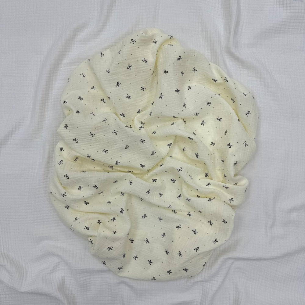 Veľká mušelínová plienka čierne mašličky a bodky, 95 × 135 cm