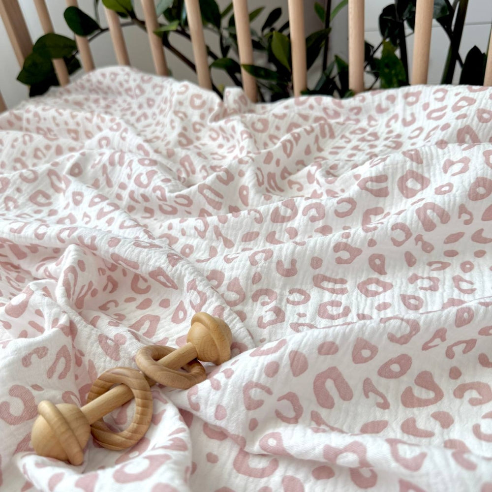 Mušelínová plienka 95 × 135 cm – Ružový leopard na bielom podklade