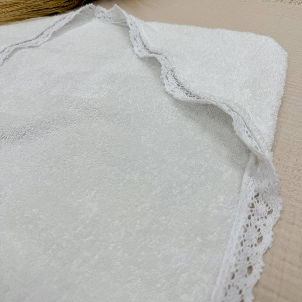 Krstná froté osuška s kapucňou Anjeliky – biela s čipkou