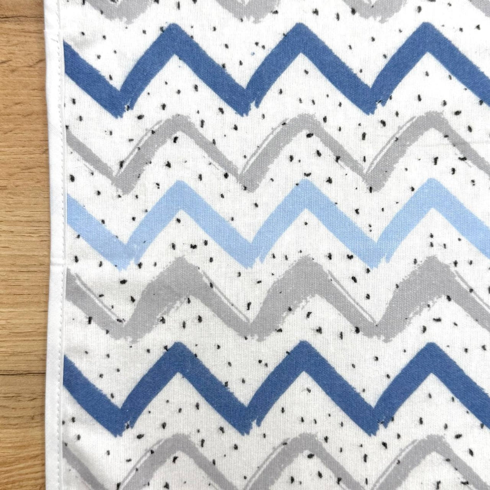 Nepremokavá podložka pre bábätko 50 × 80 cm Zigzag sivomodrá