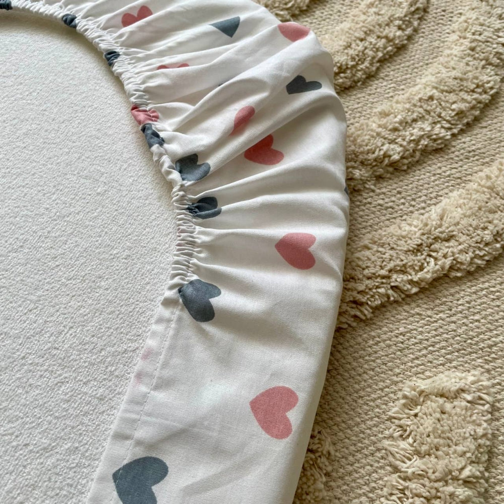 Plachta na matrac do kočíka 45 × 80 cm – srdiečka sivo-púdrová
