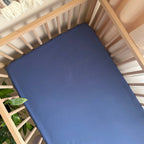 Plachta z pranej bavlny do postieľky 60 × 120 cm – modrá
