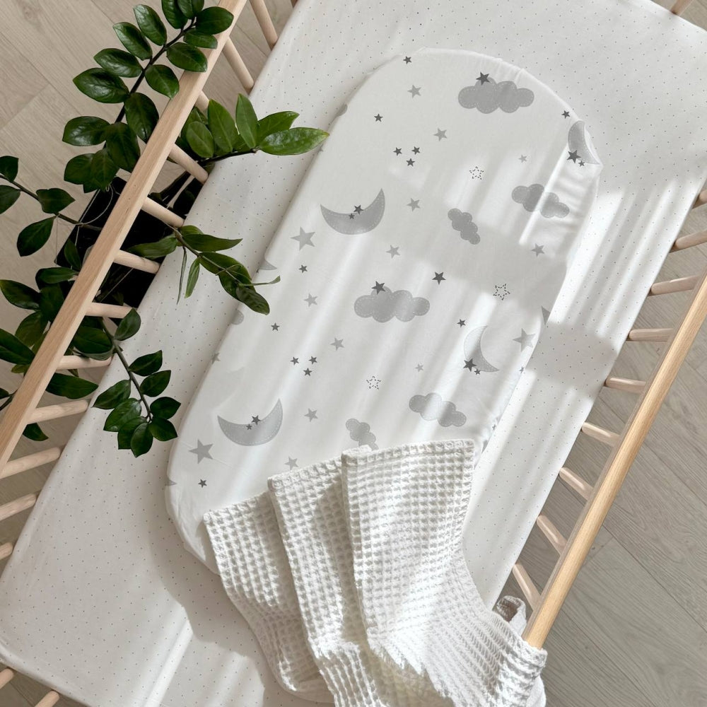 Plachta na matrac do kočíka 45 × 80 cm – sivé obláčiky s mesiacom