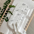 Plachta na matrac do kočíka 45 × 80 cm – sivé obláčiky s mesiacom