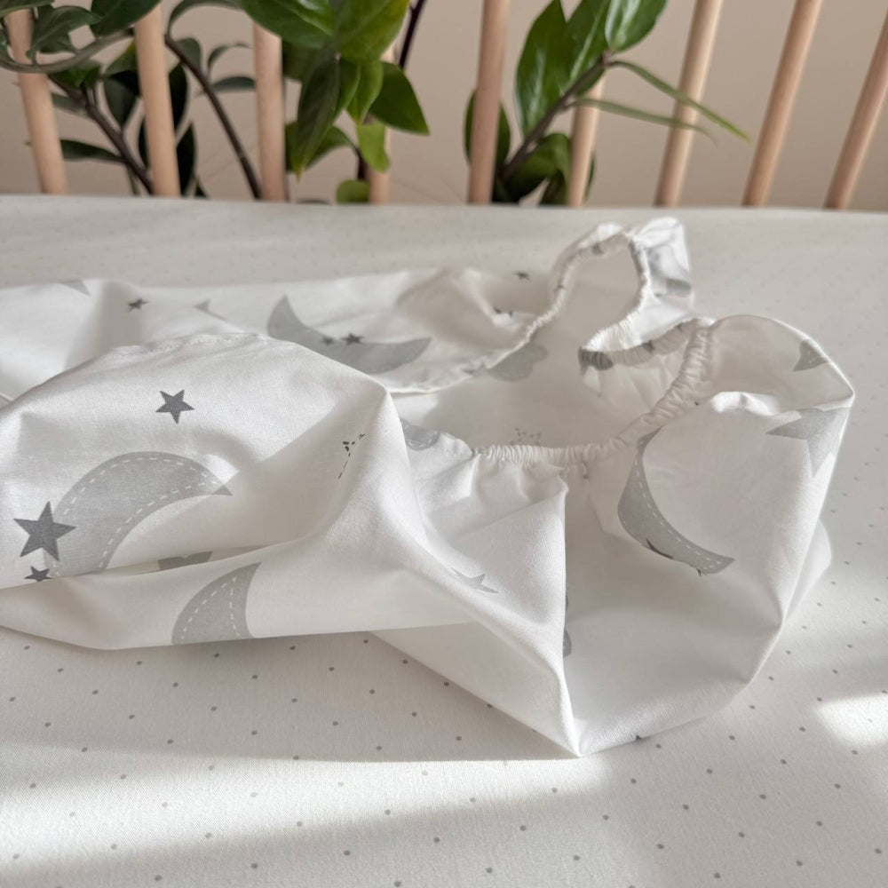 Plachta na matrac do kočíka 45 × 80 cm – sivé obláčiky s mesiacom