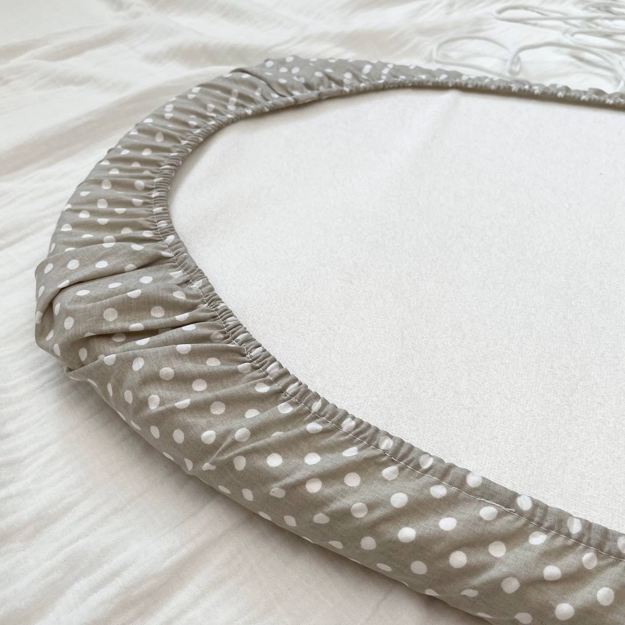 Plachta na matrac do kočíka 45 × 80 cm – Bodky biele na sivo-béžovom