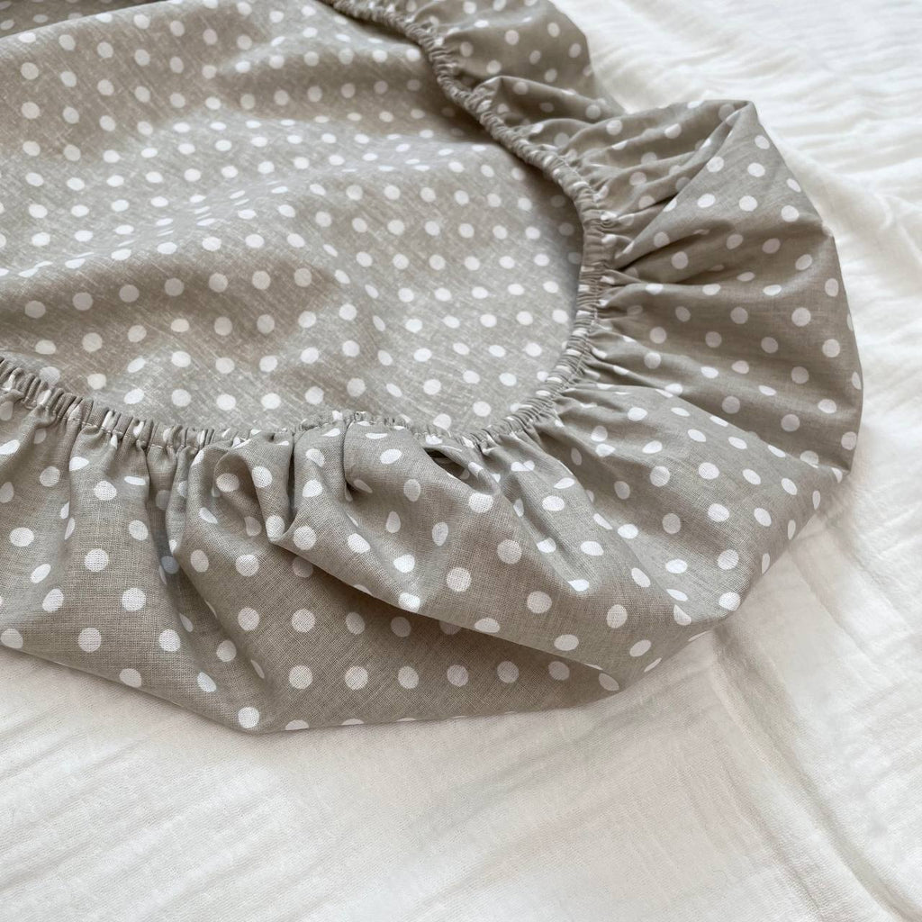 Plachta na matrac do kočíka 45 × 80 cm – Bodky biele na sivo-béžovom