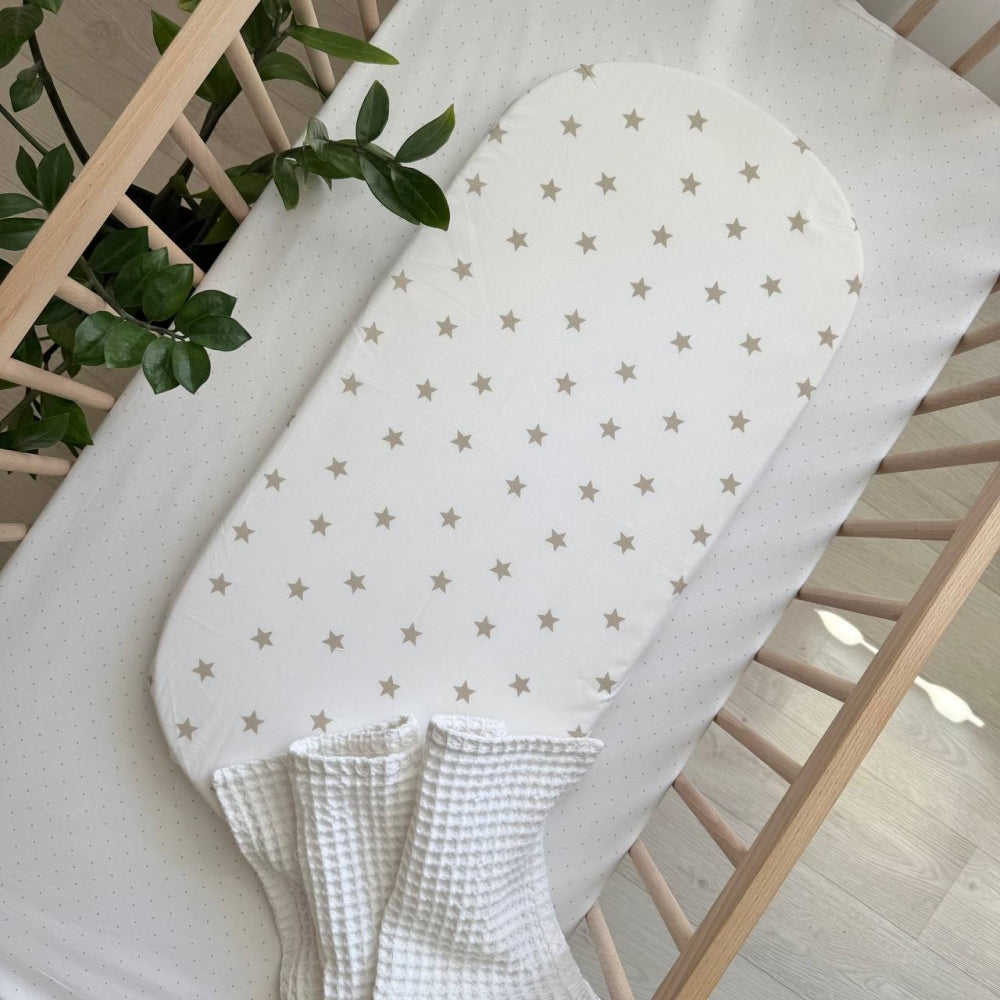 Plachta na matrac do kočíka 45 × 80 cm – veľká béžová hviezda na bielej
