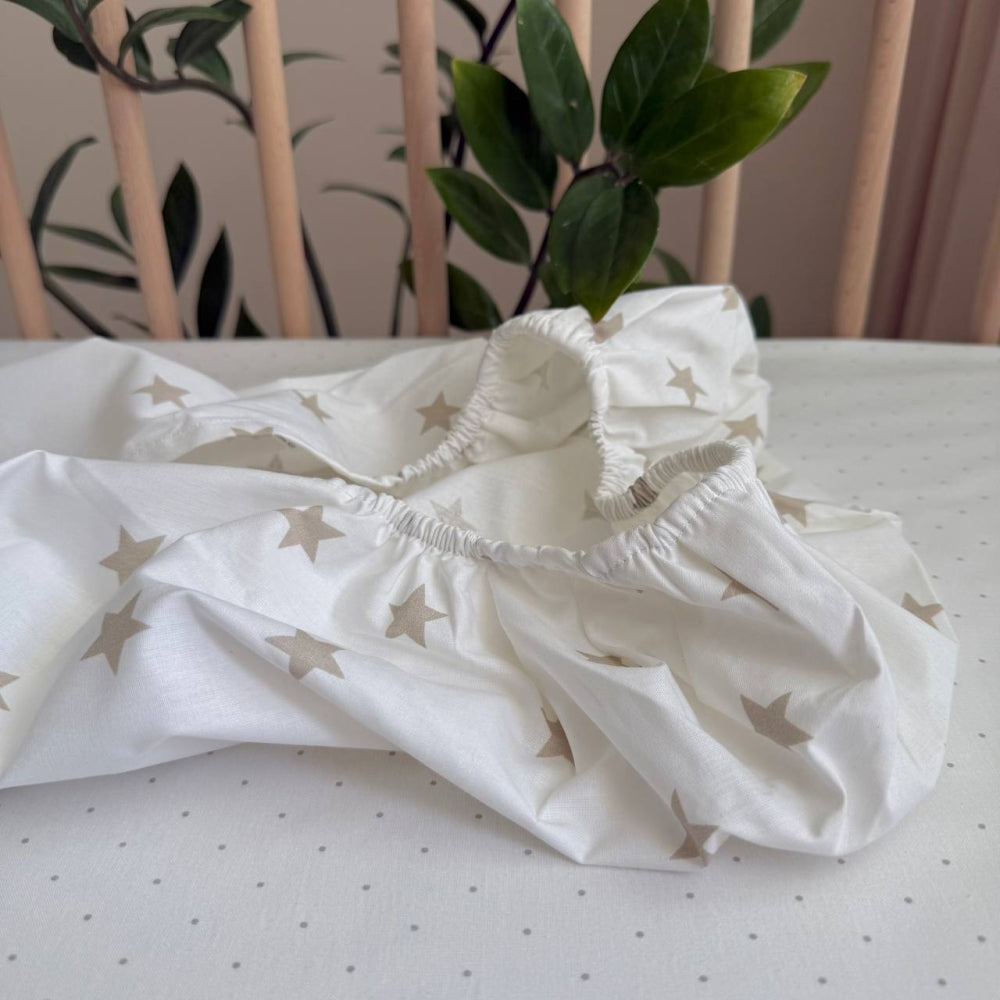 Plachta na matrac do kočíka 45 × 80 cm – veľká béžová hviezda na bielej