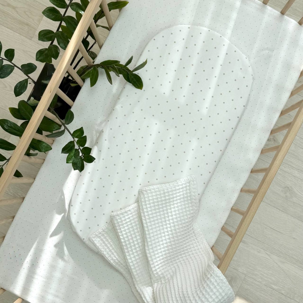 Plachta na matrac do kočíka 45 × 80 cm – béžový hrášok na bielej