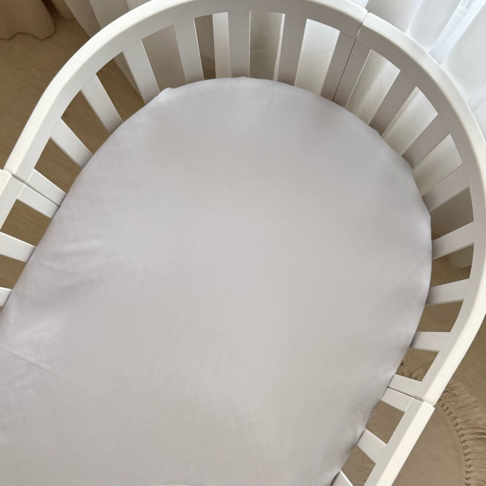 Saténová plachta do postieľky 140 × 70 cm – sivá
