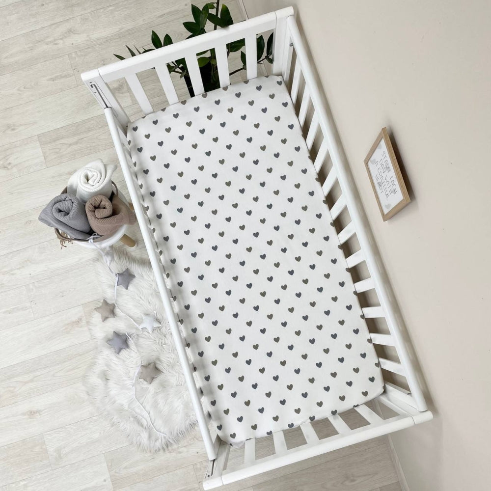 Flanelová napínacia plachta do postieľky 120 × 60 cm – Srdiečka sivo-béžové