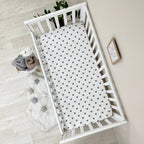 Flanelová napínacia plachta do postieľky 120 × 60 cm – Srdiečka sivo-béžové