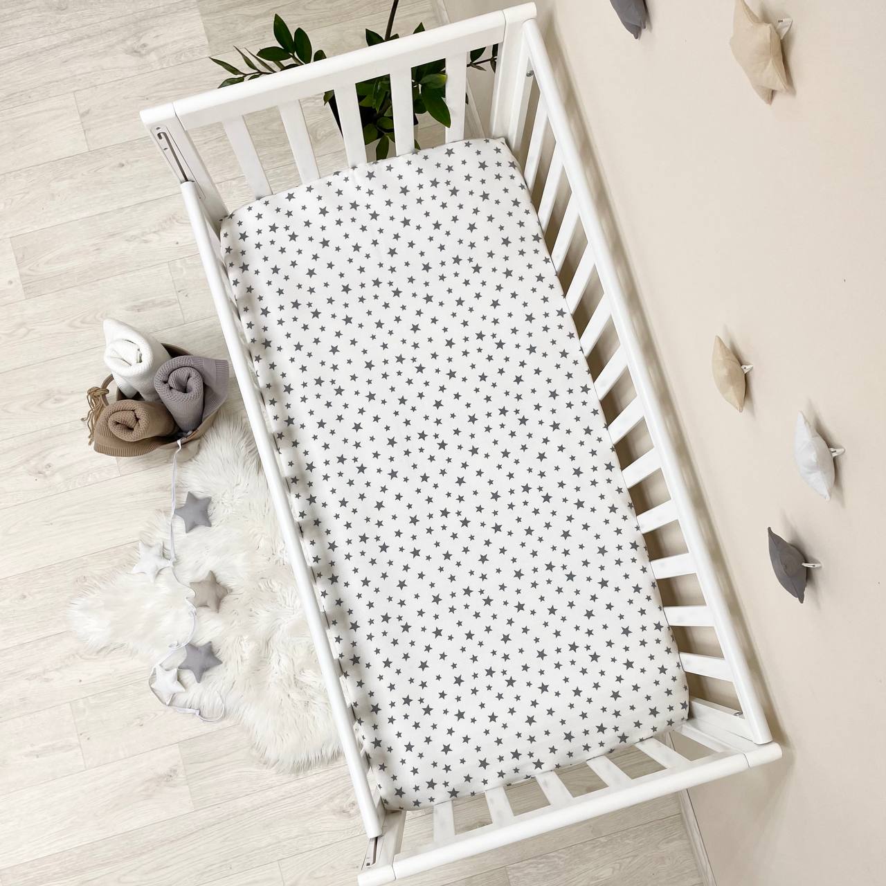 Flanelová napínacia plachta do postieľky 120 × 60 cm – Roztrúsené hviezdy sivé na bielom