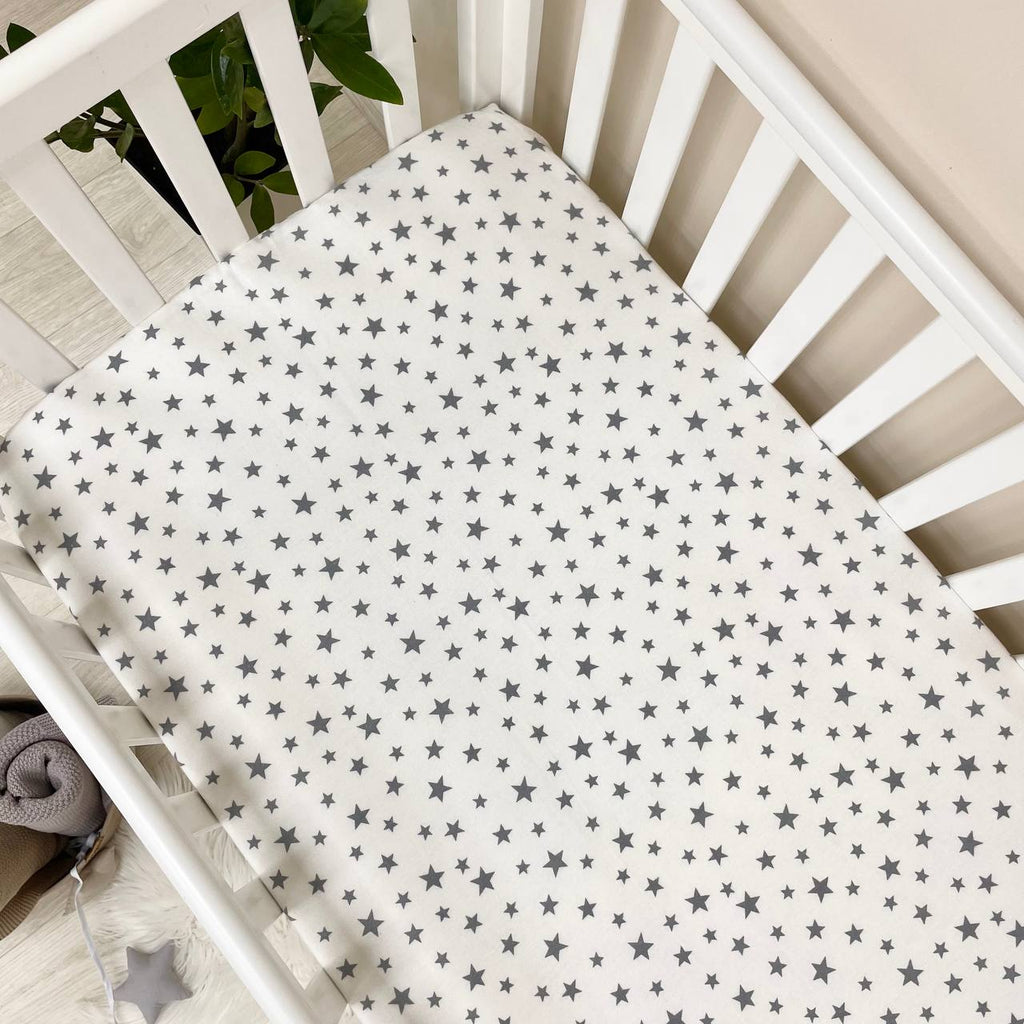 Flanelová napínacia plachta do postieľky 120 × 60 cm – Roztrúsené hviezdy sivé na bielom