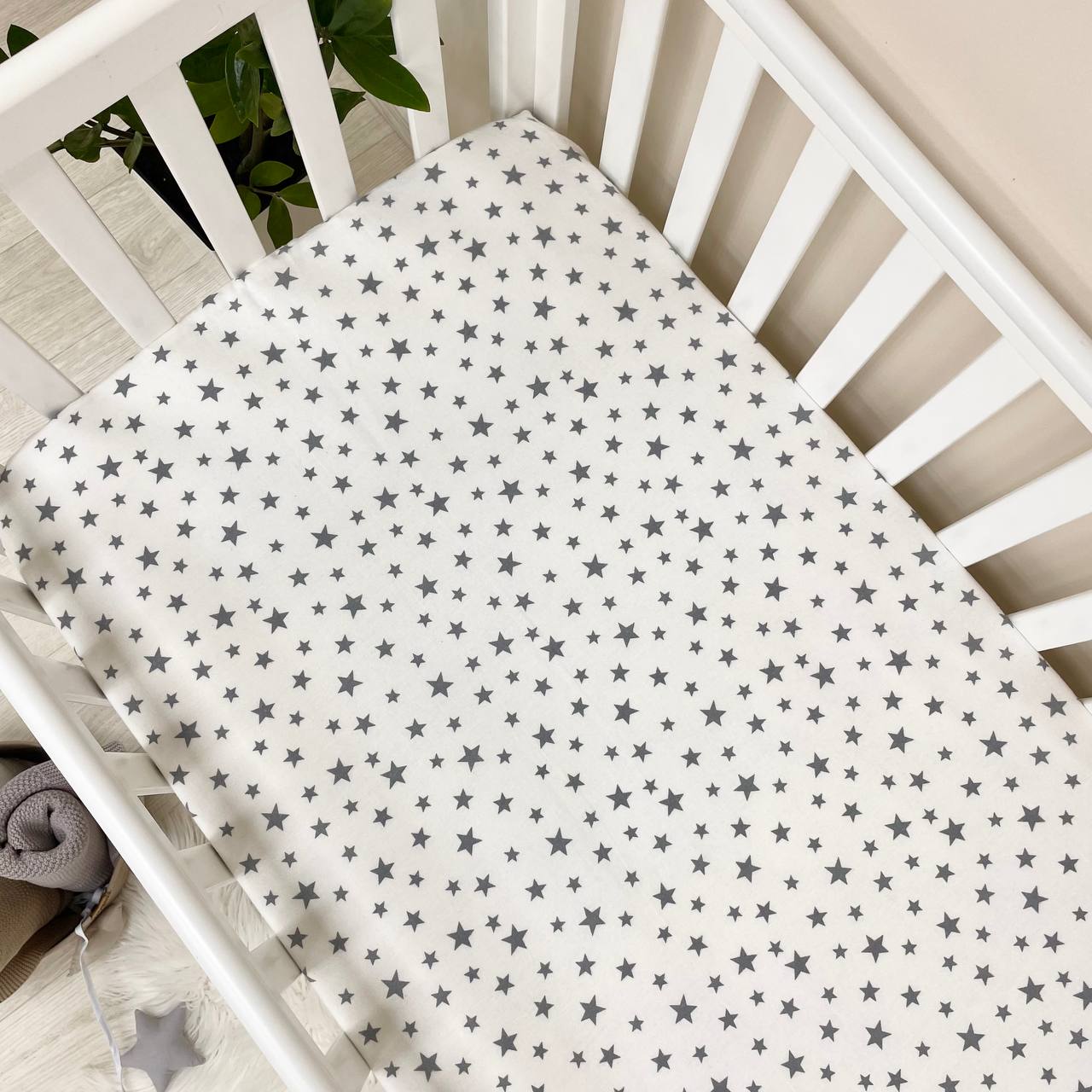 Flanelová napínacia plachta do postieľky 120 × 60 cm – Roztrúsené hviezdy sivé na bielom
