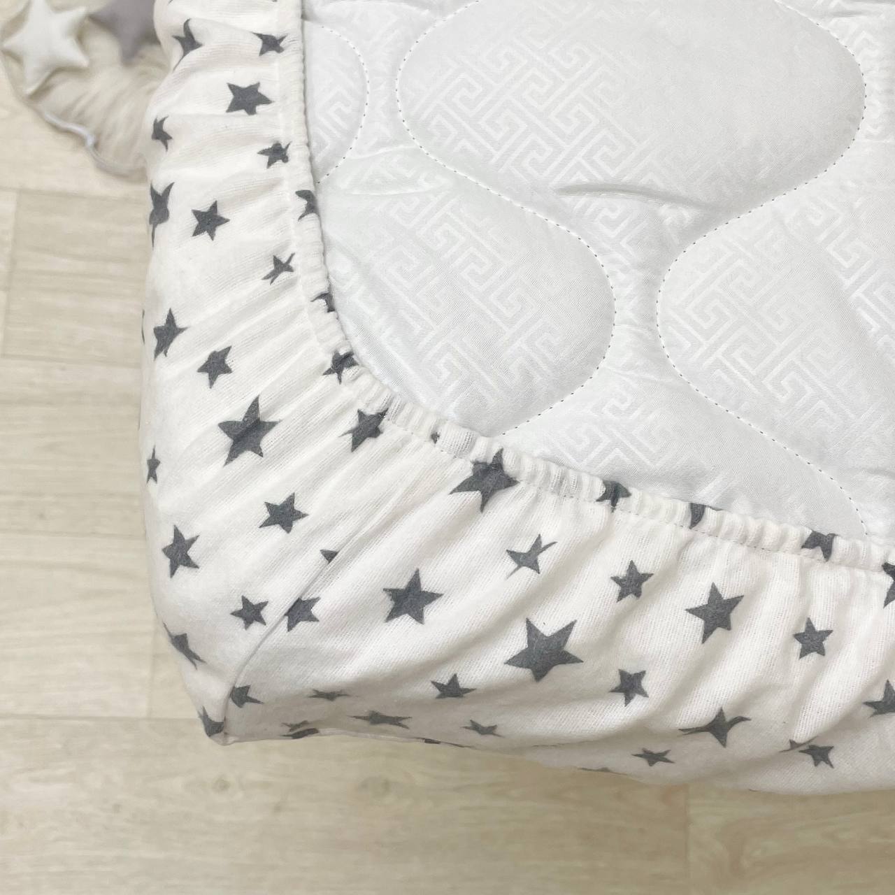 Flanelová napínacia plachta do postieľky 120 × 60 cm – Roztrúsené hviezdy sivé na bielom