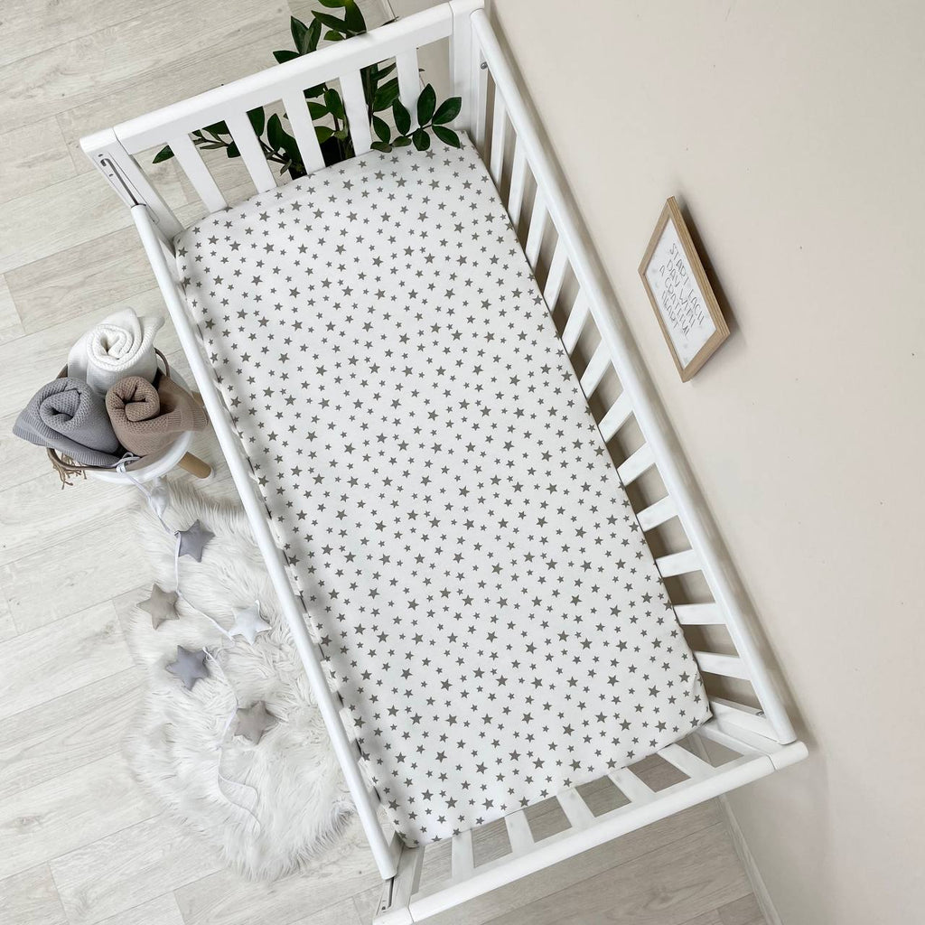 Flanelová napínacia plachta do postieľky 120 × 60 cm – Roztrúsené hviezdy béžové na bielom