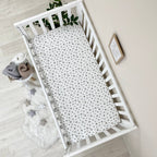 Flanelová napínacia plachta do postieľky 120 × 60 cm – Roztrúsené hviezdy béžové na bielom