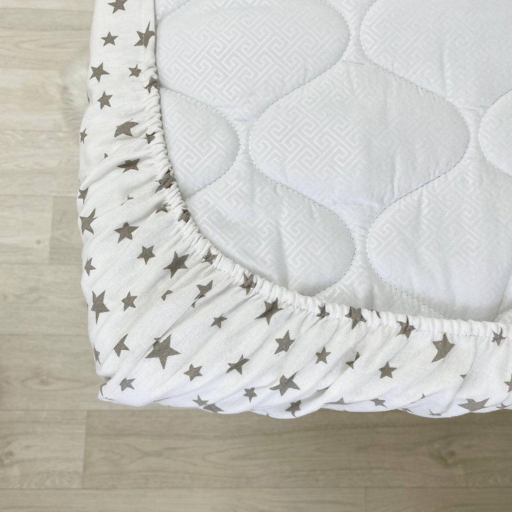 Flanelová napínacia plachta do postieľky 120 × 60 cm – Roztrúsené hviezdy béžové na bielom