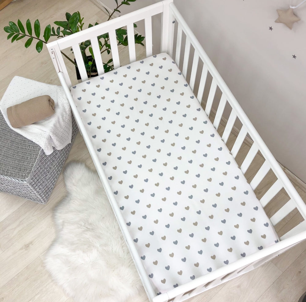 Detská plachta do postieľky 60 × 120 cm – sivo-béžové srdiečka na bielej