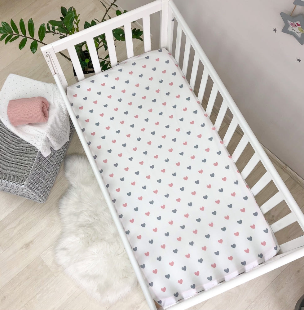 Detská plachta do postieľky 60 × 120 cm – sivo-púdrové srdiečka na bielej