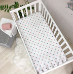 Detská plachta do postieľky 60 × 120 cm – sivo-púdrové srdiečka na bielej