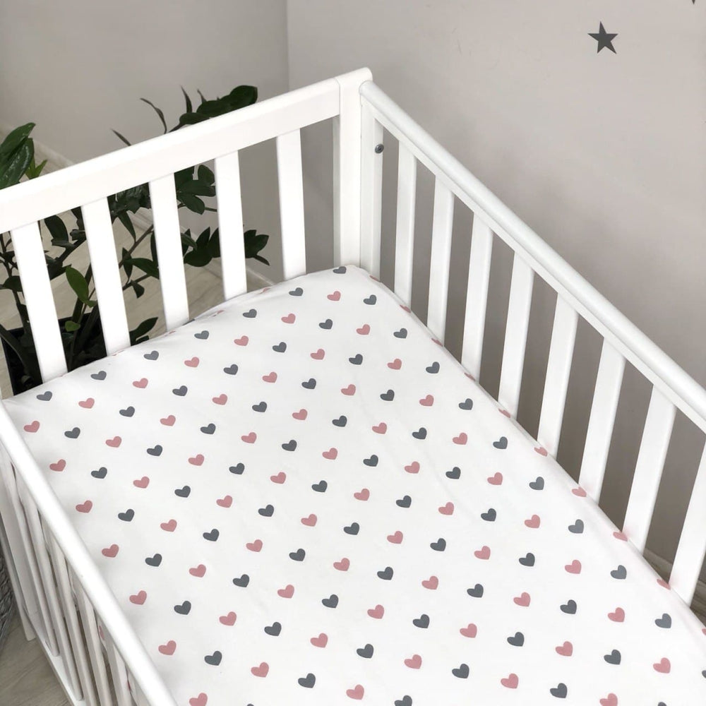 Detská plachta do postieľky 60 × 120 cm – sivo-púdrové srdiečka na bielej